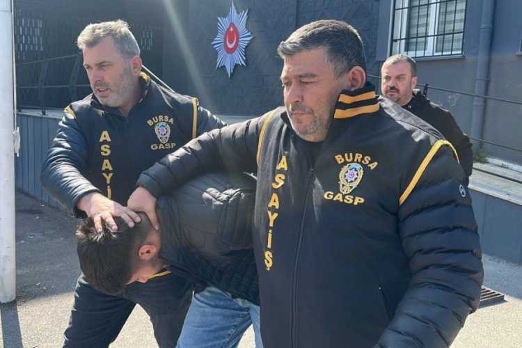 Bursa'da sanal bahis borcu y&uuml;z&uuml;nden kuyumcu soyan ş&uuml;pheliler, adliyeye sevk edildi
