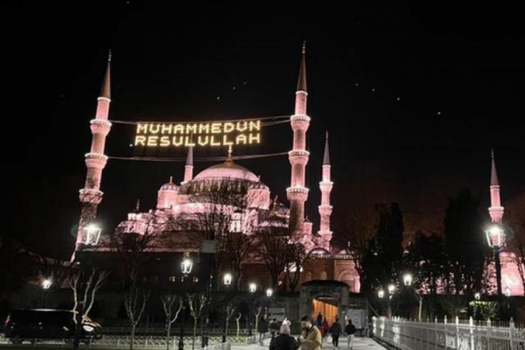 Vatandaşlar ilk teravih namazı i&ccedil;in camilere akın etti