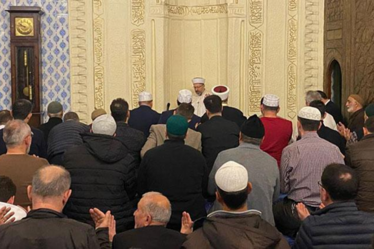 Ali Erbaş, ramazan ayının ilk teravih namazını kıldırdı