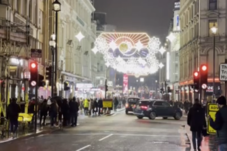 Londra'nın &uuml;nl&uuml; caddesi Piccadilly, Ramazan ayına &ouml;zel aydınlatıldı