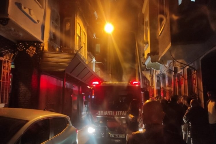 İstanbul'da 4 katlı bina alev aldı!