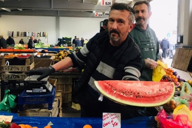 Bilecik'te tezgahta yerini alan yılın ilk karpuzu, dilimle satışa sunuldu