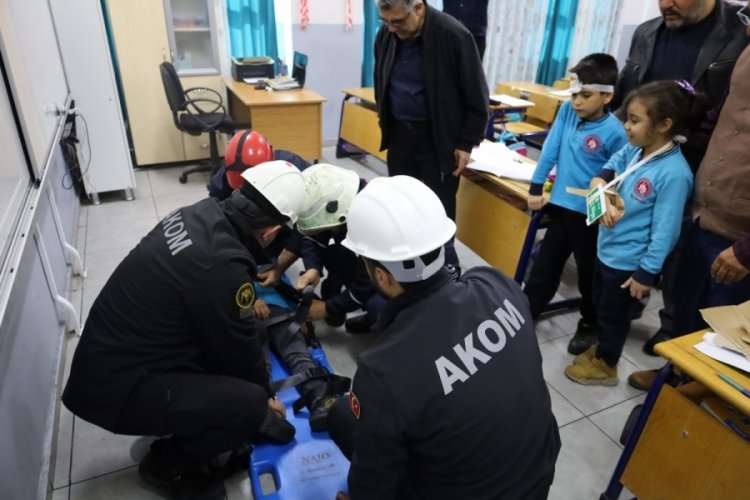 Okulda ger&ccedil;eği aratmayan deprem tatbikatı