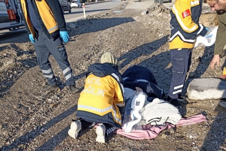 Kontrolden &ccedil;ıkan otomobil altyapı i&ccedil;in a&ccedil;ılan &ccedil;ukura yuvarlandı: 2 yaralı
