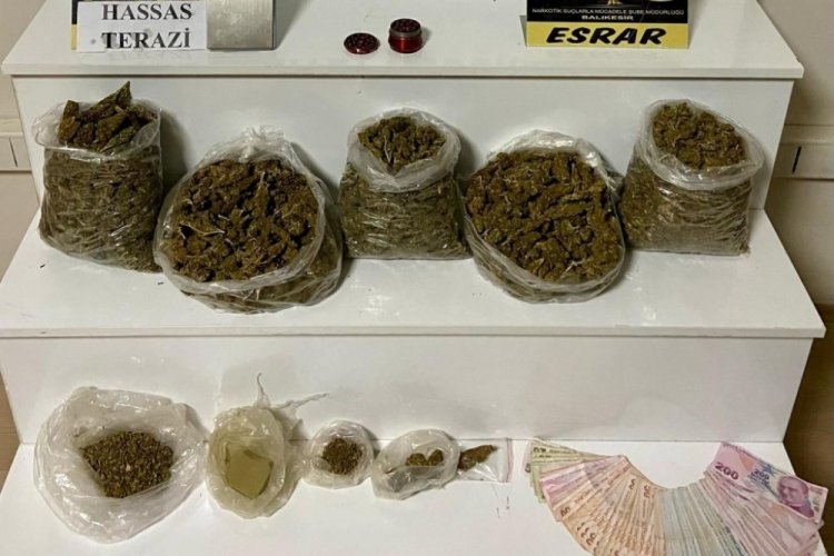 Balıkesir'de bavula gizlenmiş 2 kilo 510 gram esrar ele ge&ccedil;irildi