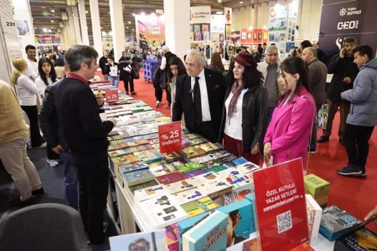 Şadi Özdemir'den TÜYAP Kitap Fuarı'nın son gününde fuarı gezdi