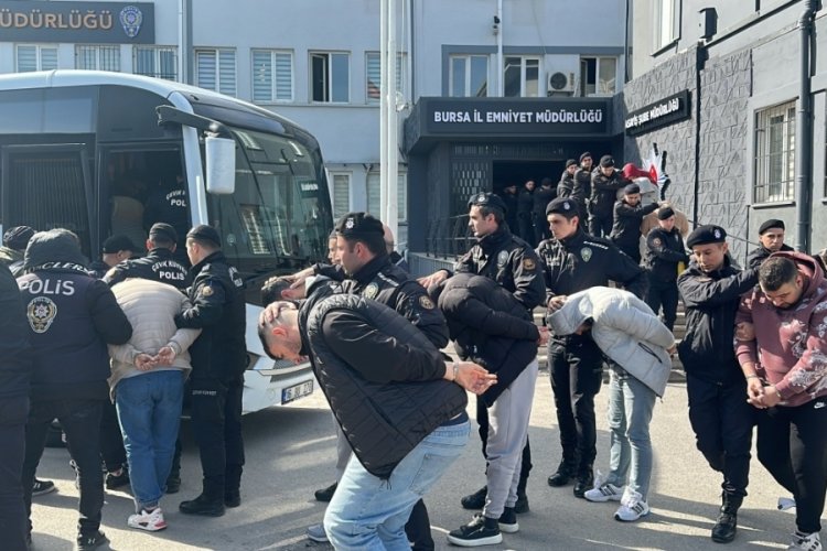D&uuml;nya Kadınlar G&uuml;n&uuml;'nde &ccedil;&ouml;kertilen fuhuş &ccedil;etesi &uuml;yeleri, adliyeye sevk edildi