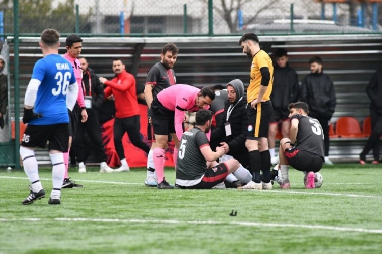 Kayseri'de sağlık&ccedil;ı hakem, omzu &ccedil;ıkan oyuncunun yardımına koştu