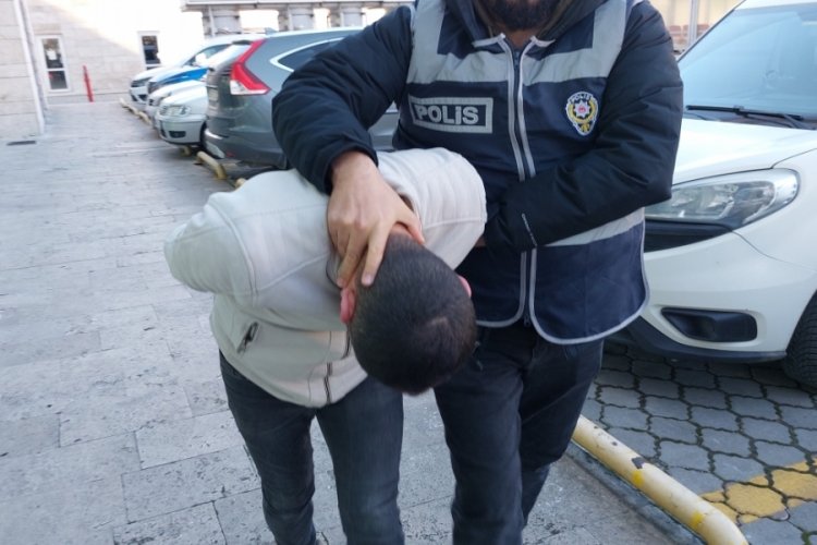 Samsun'da kar maskesi takıp patronuna g&ouml;t&uuml;r&uuml;len parayı gasp etti