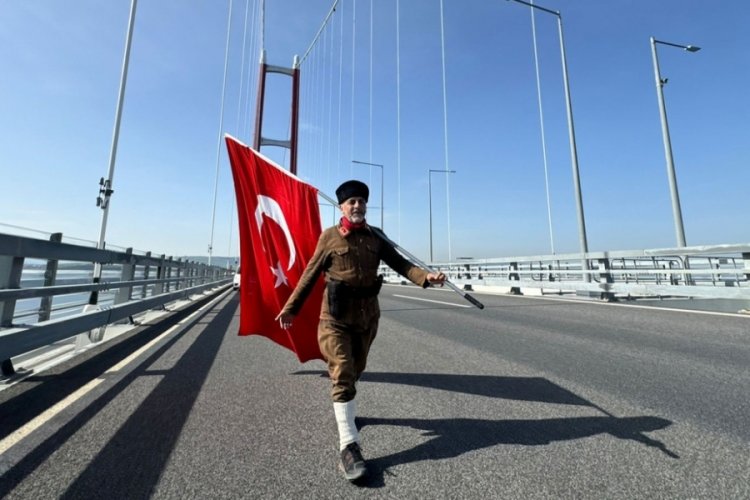 Şehitler i&ccedil;in İstanbul'dan yola &ccedil;ıkan gazi torunu Saffet G&uuml;m&uuml;ş, 1915 &Ccedil;anakkale K&ouml;pr&uuml;s&uuml;'nden ge&ccedil;ti!