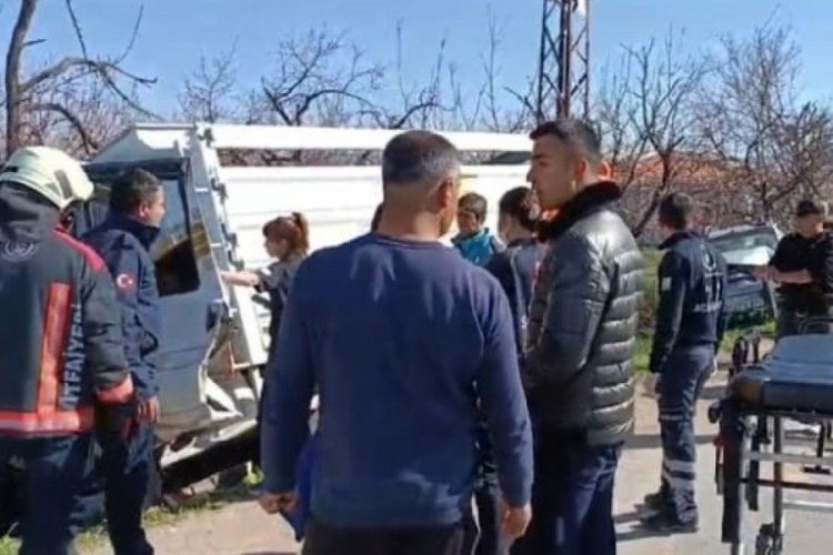 Malatya'da kamyonet ile otomobil &ccedil;arpıştı: 3 yaralı