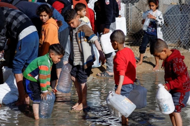 Gazze'de kişi başına d&uuml;şen su miktarı 90 litreden 2 litreye indi