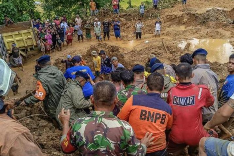 Endonezya'daki sel felaketinde can kaybı artıyor