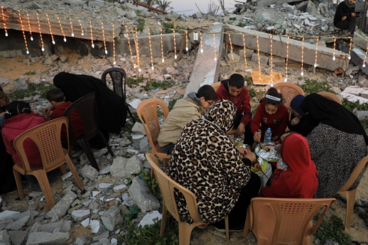 Gazze'de yıkılan evlerinin enkazı üstünde ilk iftar