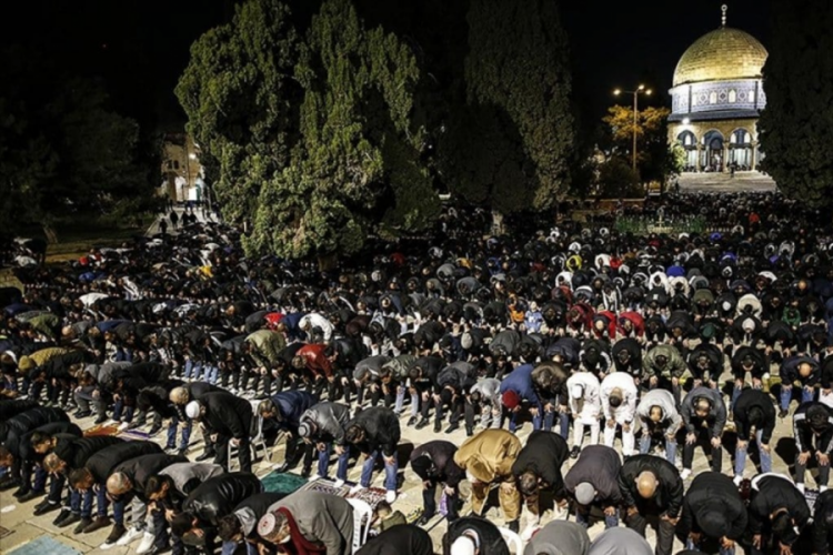 Mescid-i Aksa'da 35 bin Müslüman yatsı ve teravih namazında saf tuttu