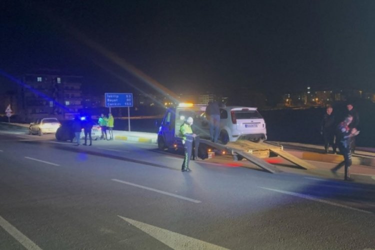 Polislerden ka&ccedil;arken ekip otosuna &ccedil;arpan s&uuml;r&uuml;c&uuml; ehliyetsiz &ccedil;ıktı