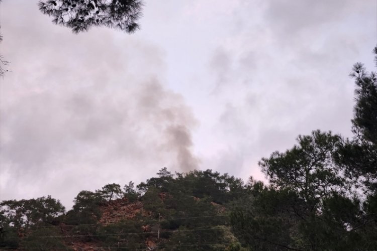 Antalya'da ormanlık alanda &ccedil;ıkan yangına m&uuml;dahale ediliyor