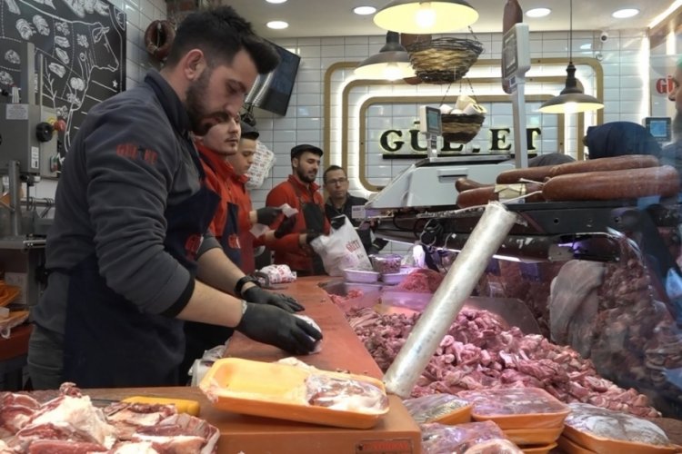 Bursa'da uygun fiyatlı satış yapan kasapların önünde kuyruk oluştu