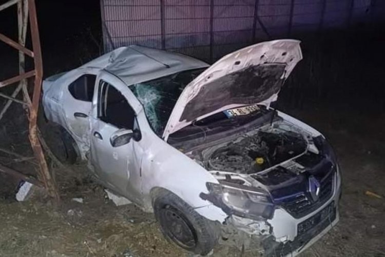 Eskişehir'de kontrol&uuml;n&uuml; kaybeden s&uuml;r&uuml;c&uuml; direğe &ccedil;arptı