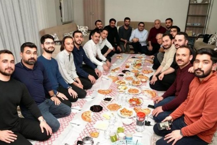 Murat Kurum, öğrenci evinde sahur yaptı