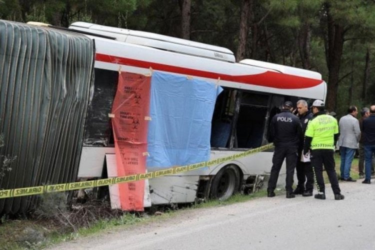 İzmir'de belediye otobüsüne tır çarptı!