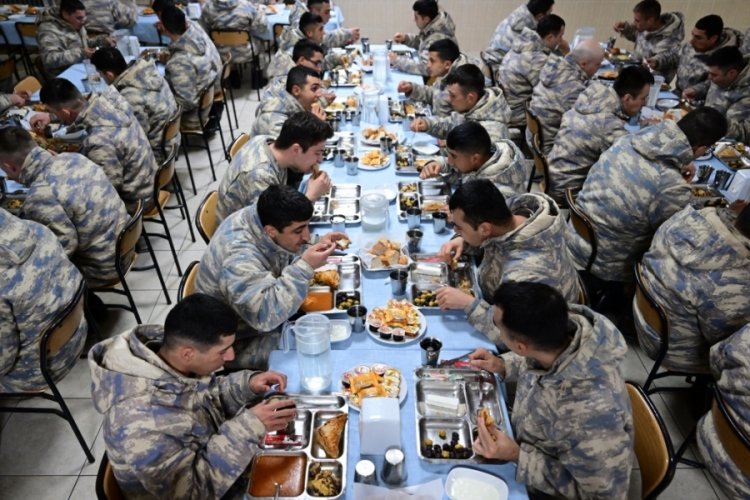 İstanbul'da vatani g&ouml;revdeki Mehmet&ccedil;ik sahur yaptı