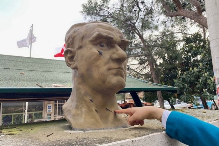 Manisa'da Atat&uuml;rk Anıtı'na baltalı saldırı!
