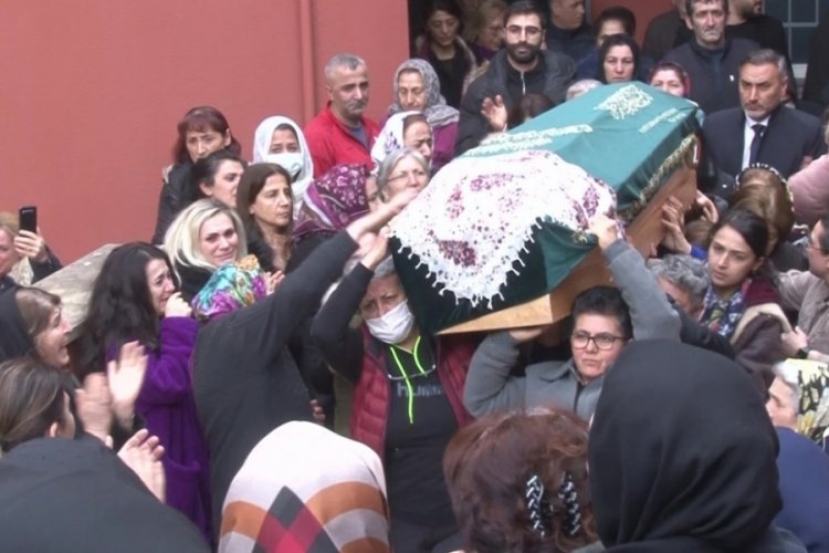 Evli olduğu erkek tarafından &ouml;ld&uuml;r&uuml;len Duygu Can'ın tabutunu kadınlar taşıdı