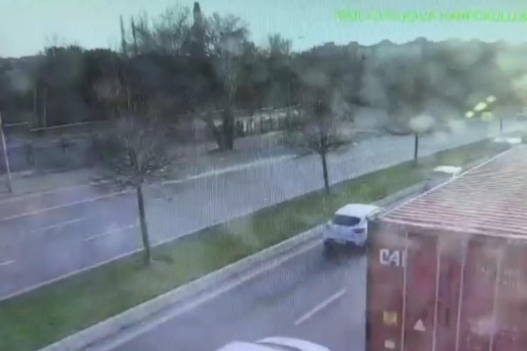 İstanbul'da 4 kişinin &ouml;ld&uuml;ğ&uuml; tır kazasından yeni g&ouml;r&uuml;nt&uuml;ler!