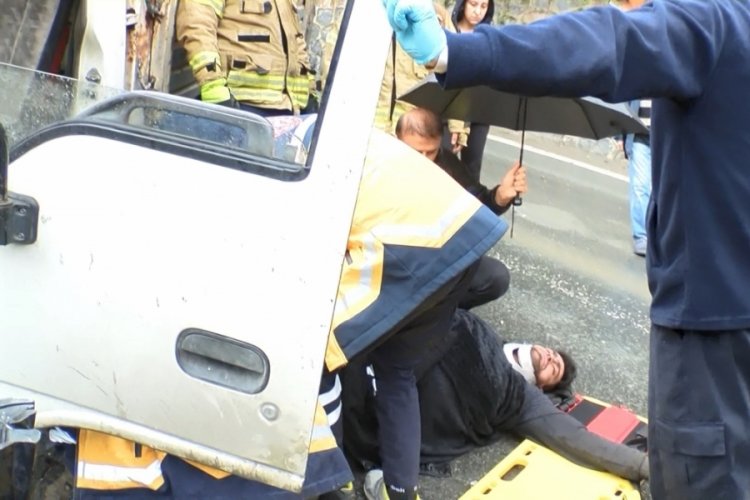 İstanbul'da kamyonet elektrik direğine &ccedil;arptı