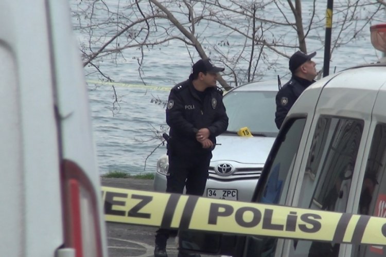 İstanbul'da bir şahıs sokakta karşılaştığı husumetlisini silahla &ouml;ld&uuml;rd&uuml;