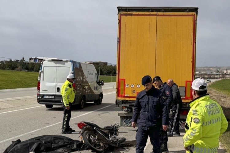 Uşak'ta feci kaza! Motosiklet s&uuml;r&uuml;c&uuml;s&uuml; &ouml;ld&uuml;