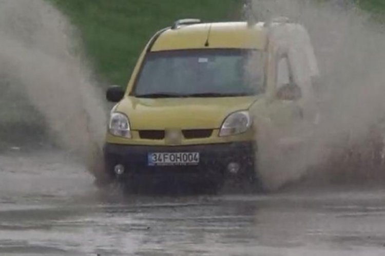 Edirne'de sağanak yağış caddeleri göle döndürdü