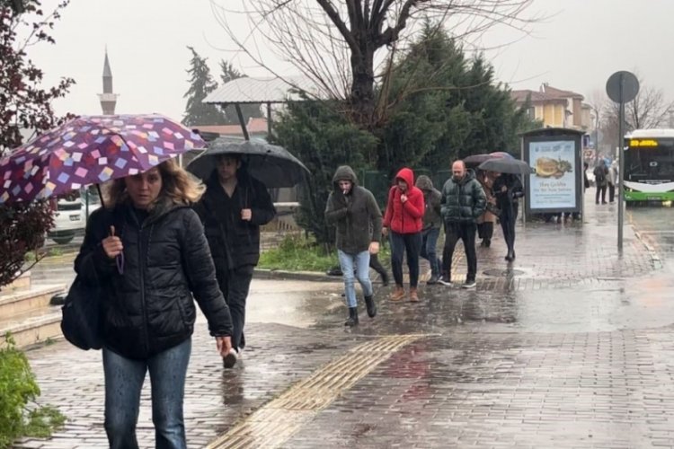 Bursa'da yağış sebebiyle vatandaşlar zor anlar yaşadı