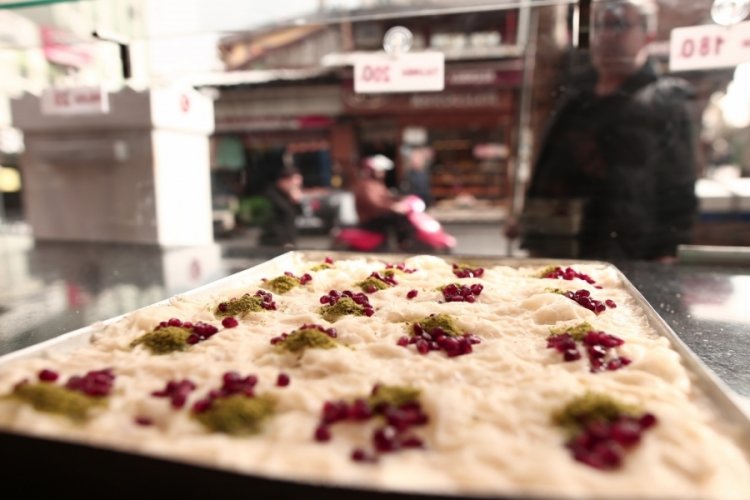 Bursa'da iftar sofralarının vazgeçilmez tatlısı güllaç tezgahlarda yerini aldı
