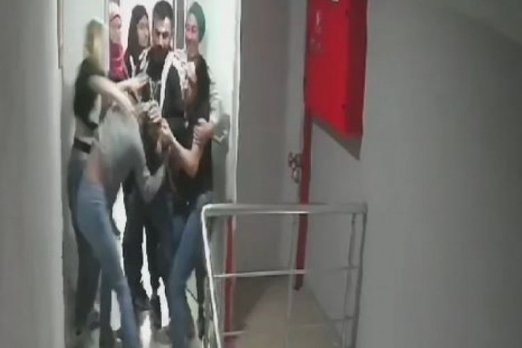 Kadın &ccedil;alışanların işyerinde sa&ccedil; sa&ccedil;a baş başa kavga anları kamerada