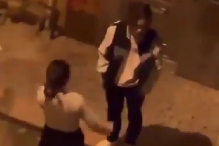 Kadın, erkek arkadaşıyla tartıştığı sırada kendini tokatladı