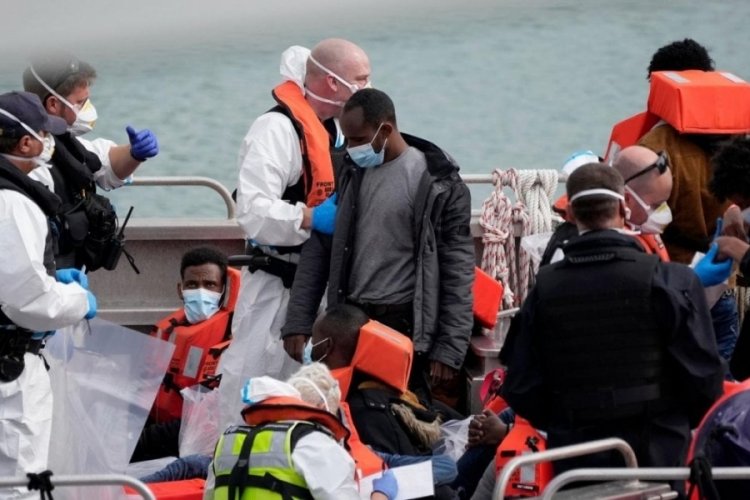 İngiltere g&ouml;&ccedil;menlere Ruanda'ya gitmeleri i&ccedil;in para verecek