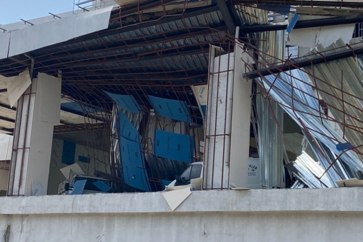Antalya'da Tırın &ccedil;arptığı otelin demir g&ouml;lgeliği &ccedil;&ouml;kt&uuml;!