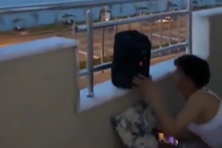 Hoparl&ouml;rden ezan sesini a&ccedil;tılar, iftarı bekleyenleri kandırdılar