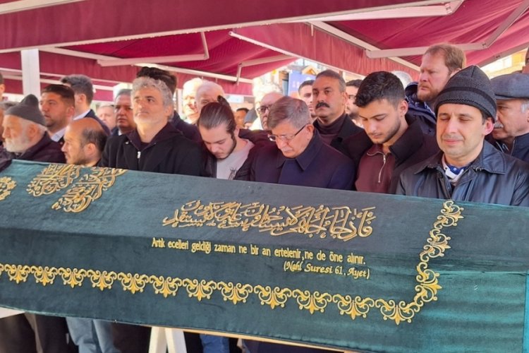 İstanbul'da devrilen tırın altında kalan otomobilde can veren 4 kişi, toprağa verildi