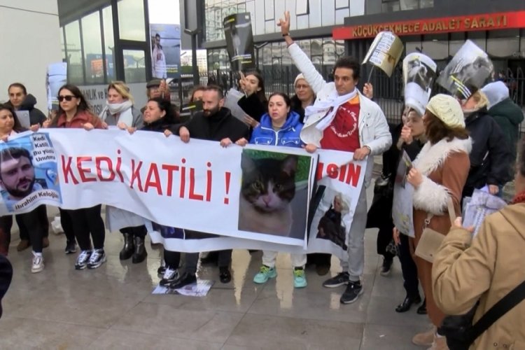 Eros'un &ouml;ld&uuml;r&uuml;lmesiyle ilgili dava sonrası Adliye &ouml;n&uuml;nde a&ccedil;ıklama