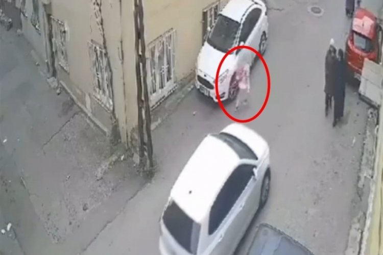 Bursa'da küçük kıza okula giderken otomobil çarptı! Bir kişi pencereden atlayarak yardıma koştu