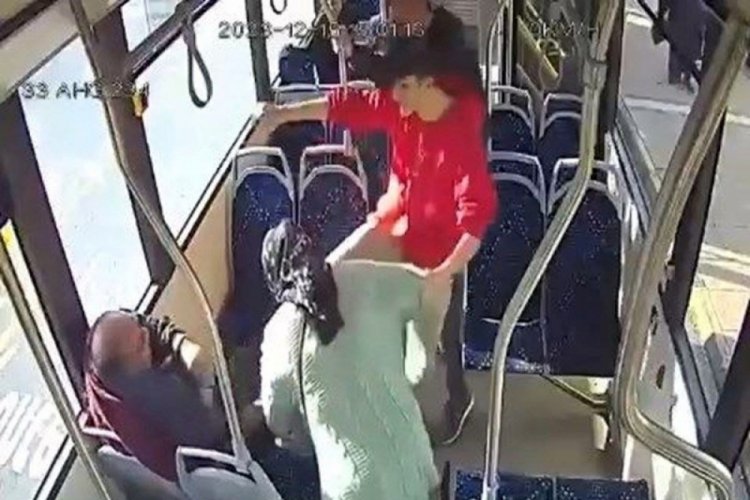 Otob&uuml;ste yaşlı &ccedil;ifti d&ouml;ven okul m&uuml;d&uuml;r&uuml;: Babalık refleksiyle oldu
