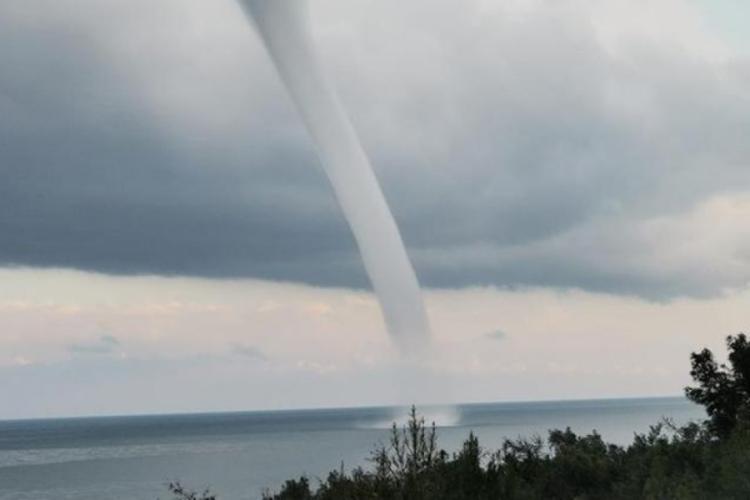 Antalya'da hortum &ccedil;ıktı