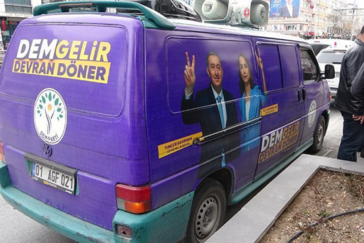 DEM Parti'nin se&ccedil;im aracı kurşunlandı