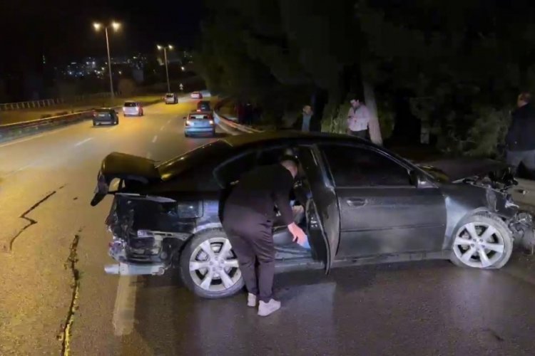 Karab&uuml;k'te bariyere &ccedil;arpan otomobilin s&uuml;r&uuml;c&uuml;s&uuml; yaralandı
