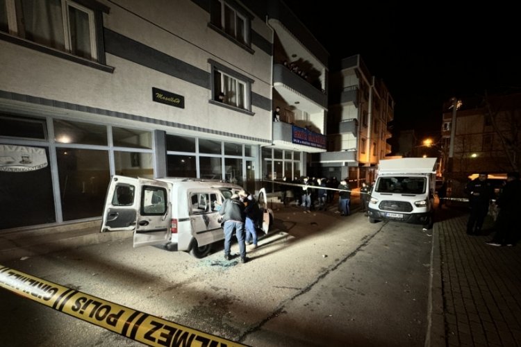 Bursa'da hafif ticari araca pompalı t&uuml;fekle ateş edildi!