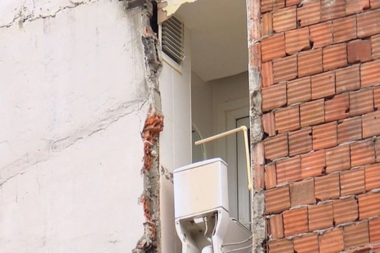 İstanbul'da yıkım sırasında yan binanın duvarının olmadığı ortaya &ccedil;ıktı, tuvalet a&ccedil;ıkta kaldı