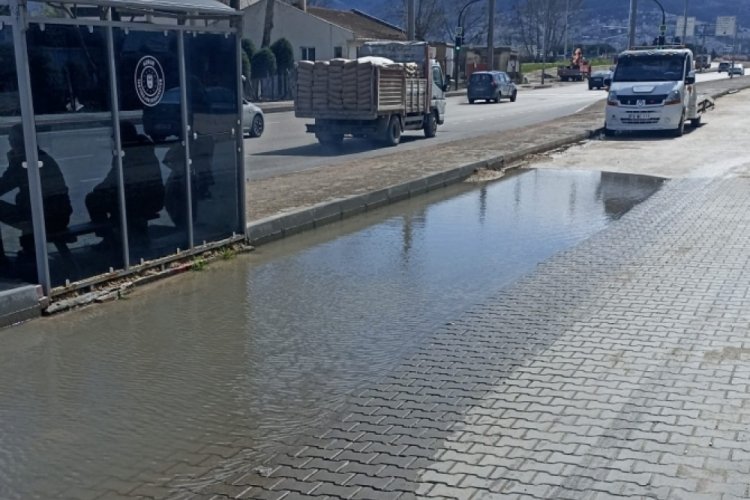 Bursa'da r&ouml;garı kaldırım altında kalan yol havuz oldu!